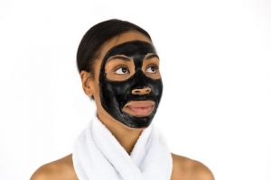 modelka s ciernou maskou